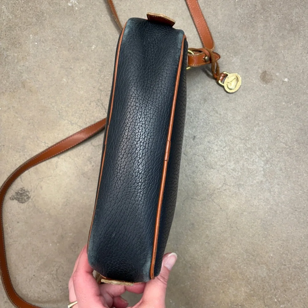 Vintage Dooney & Bourke Camera Bag Black Pebbled Leather Crossbody Brown Trim - Picture 6 of 13